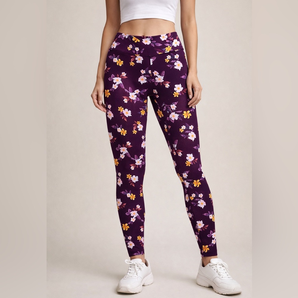 PINK Victoria's Secret floral leggings
women's size medium